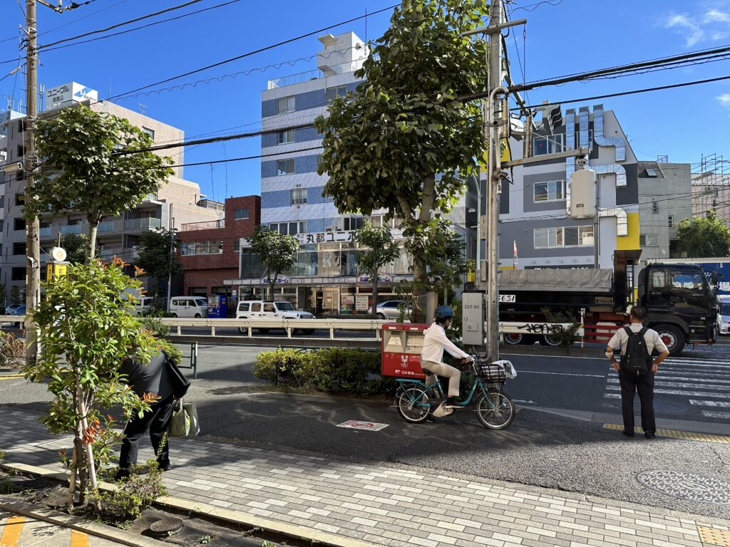 「ライフ東馬込店」前の路上